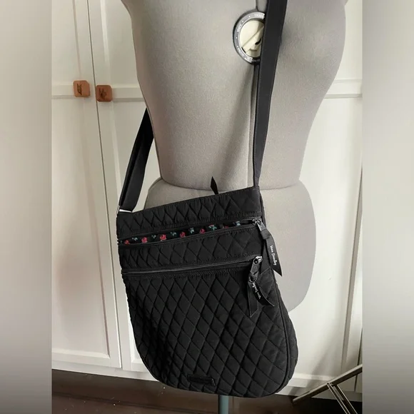 Vera Bradley black quilted crossbody bag with red rose pattern inside - Picture 3 of 4